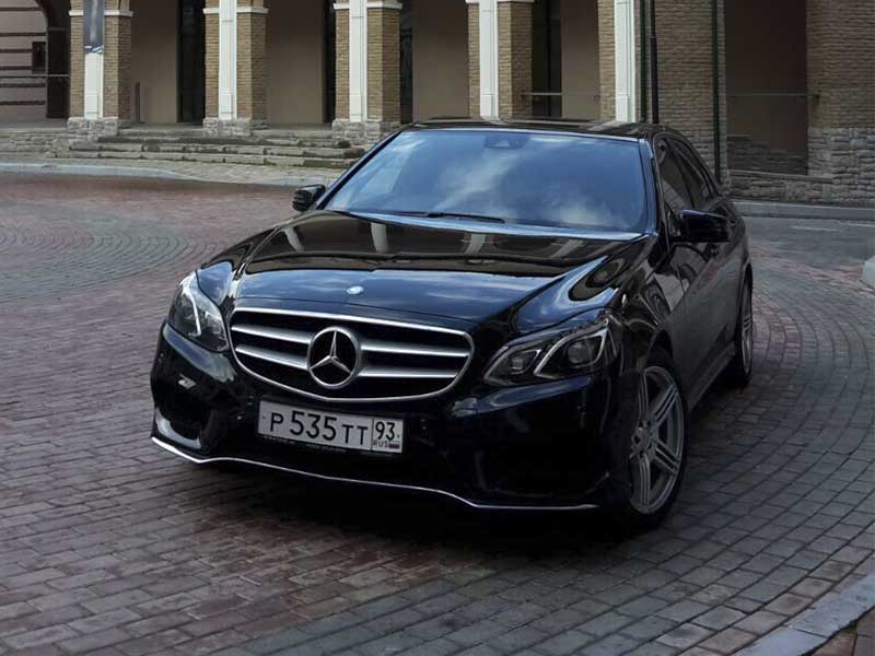 Аренда Mercedes-Benz E-class W212 (цвет черный)в Сочи. Вид с одной стороны.