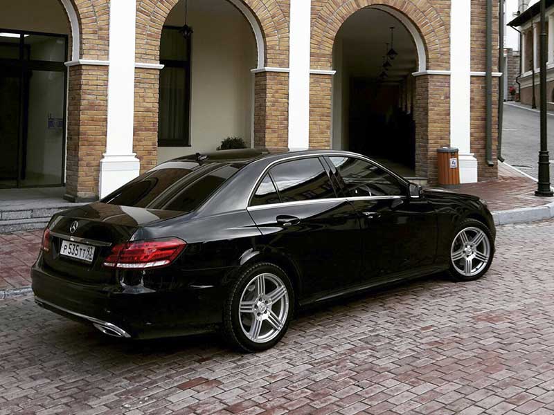 Аренда Mercedes-Benz E-class W212 (цвет черный)в Адлере. Вид с другой стороны.