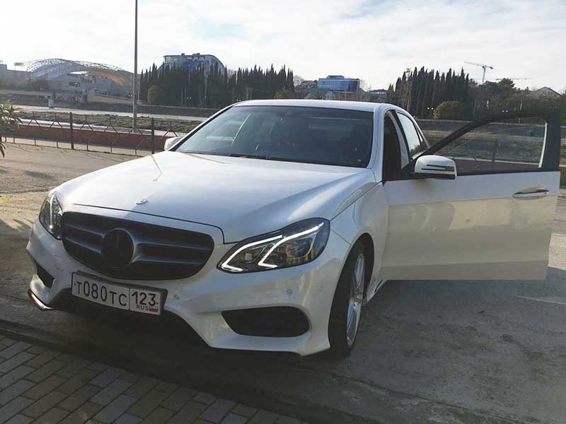Аренда Mercedes-Benz E-class W212 (цвет белый)в Сочи. Вид с одной стороны.