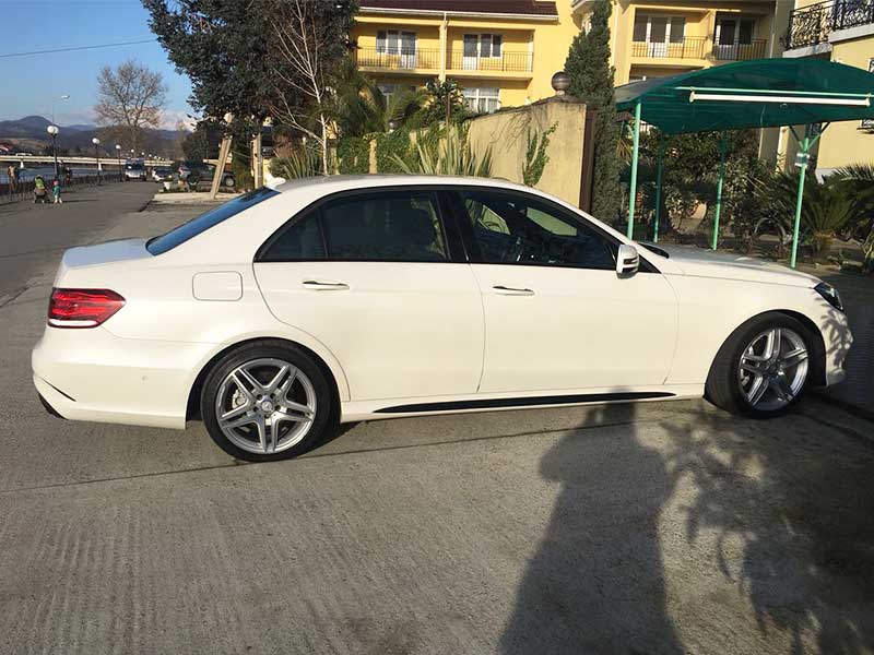 Аренда Mercedes-Benz E-class W212 (цвет белый)в Адлере. Вид с другой стороны.