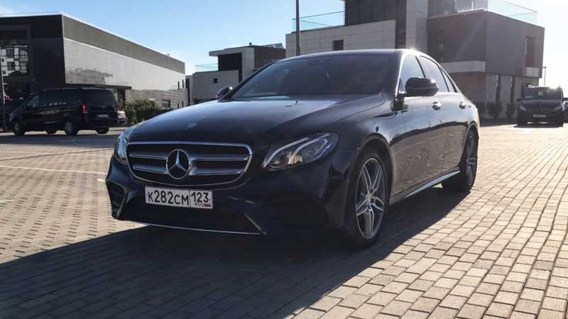 Аренда Mercedes-Benz E-class W213 (цвет черный)в Сочи. Вид с одной стороны.
