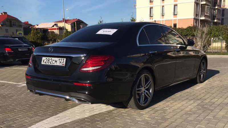 Аренда Mercedes-Benz E-class W213 (цвет черный)в Адлере. Вид с другой стороны.