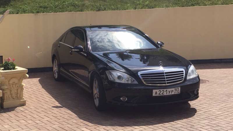 Аренда Mercedes-Benz S-class W221 (цвет черный)в Сочи. Вид с одной стороны.