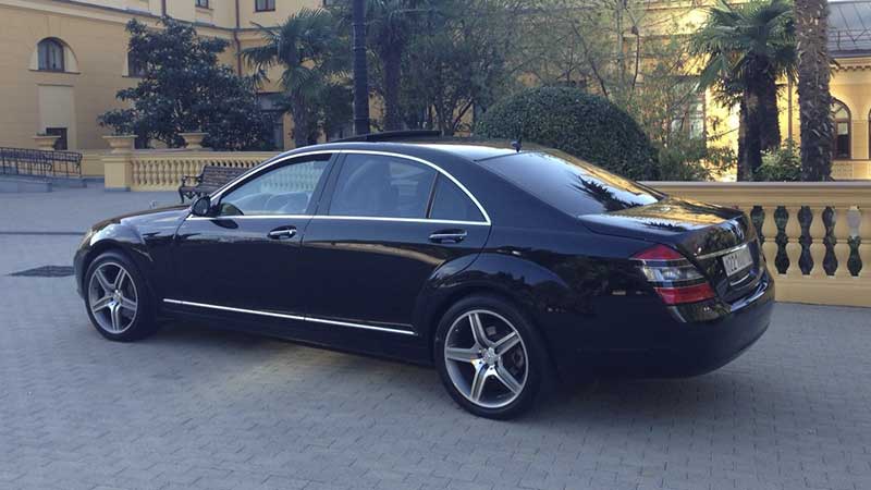 Аренда Mercedes-Benz S-class W221 (цвет черный)в Адлере. Вид с другой стороны.