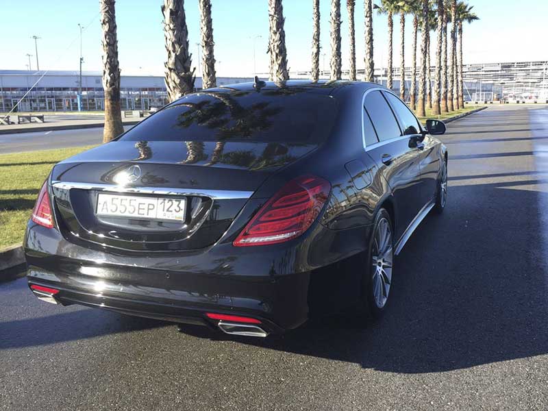 Аренда Mercedes-Benz S-class W222 (цвет черный)в Адлере. Вид с другой стороны.