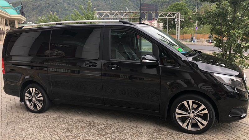 Аренда Mercedes-Benz V-class в Сочи. Вид с одной стороны.
