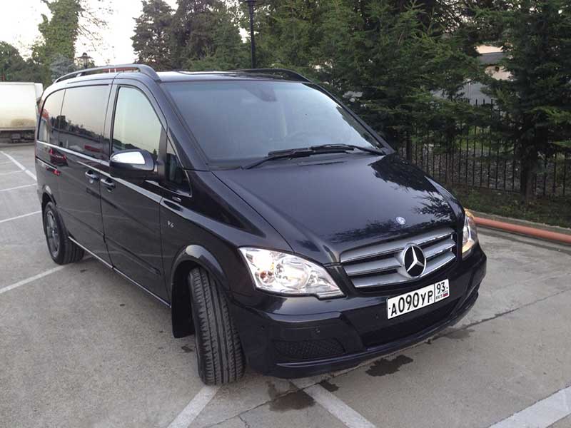 Аренда Mercedes-Benz Viano в Сочи. Вид с одной стороны.