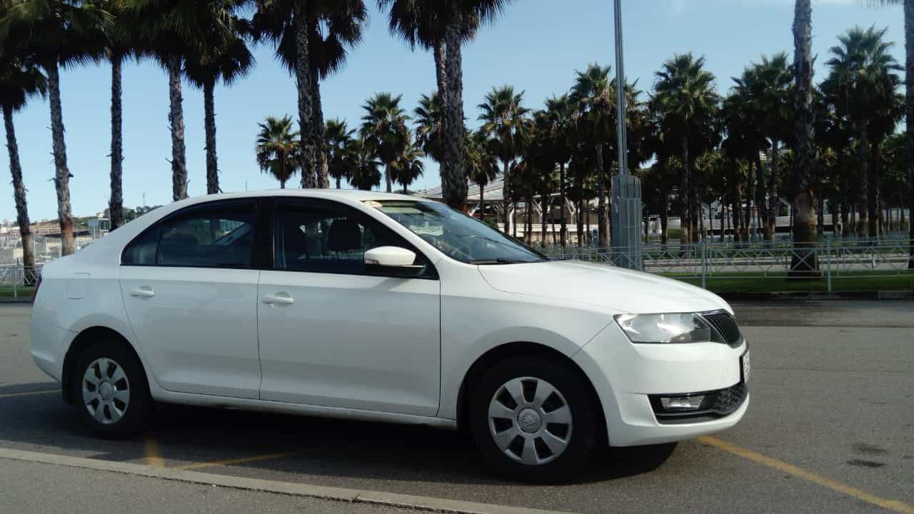 Аренда Skoda Rapid в Сочи. Вид с одной стороны.