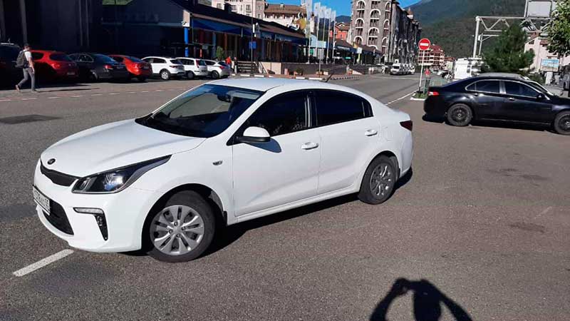 Аренда Kia Rio в Сочи. Вид с одной стороны.