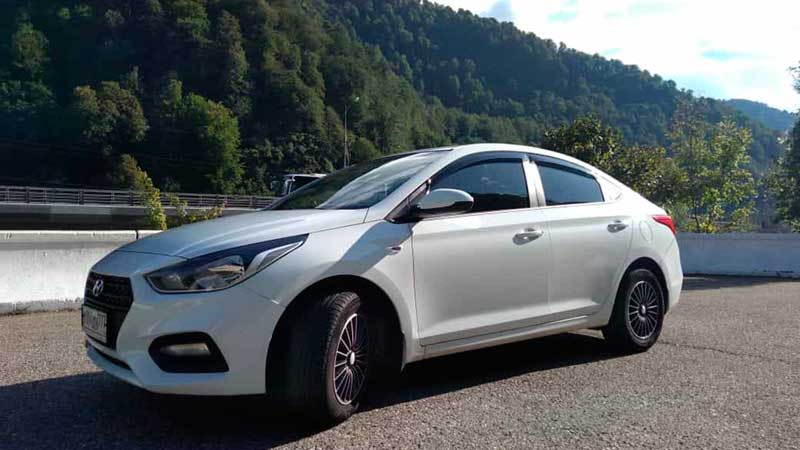 Аренда Hyundai Solaris в Сочи. Вид с одной стороны.